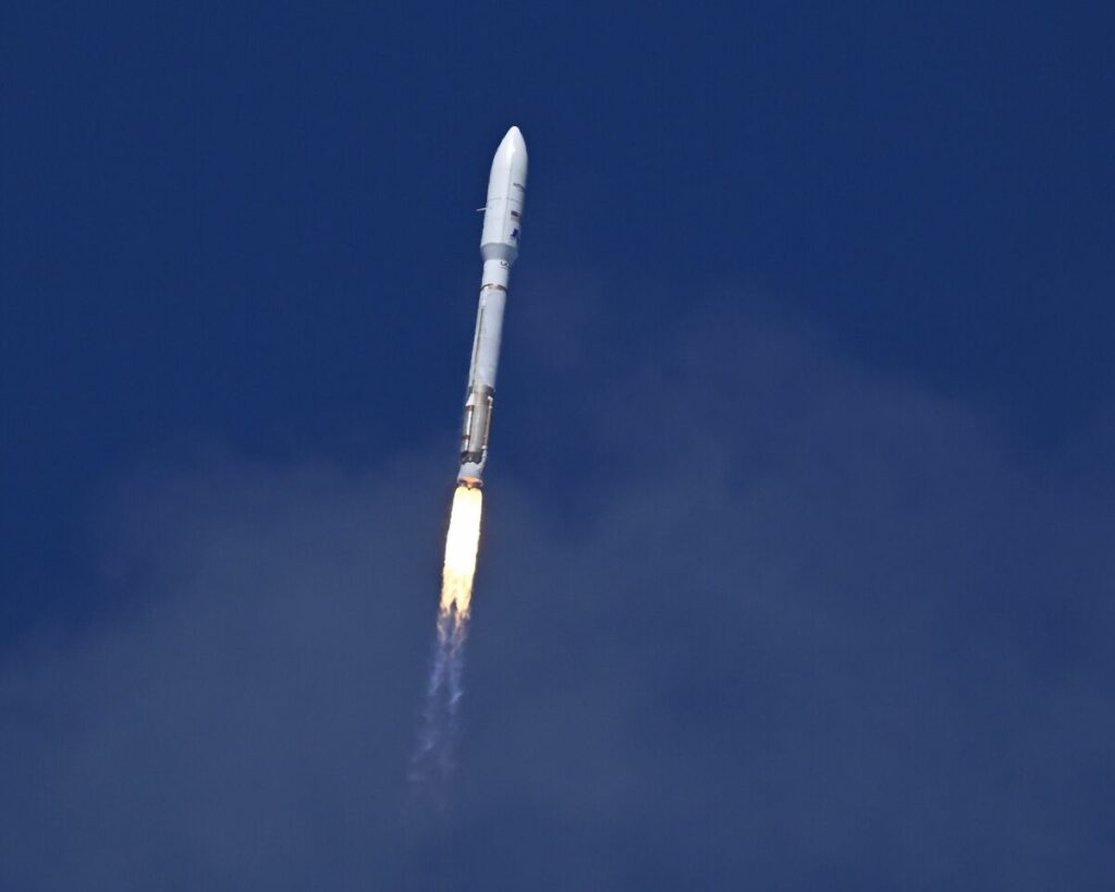 台湾、アマゾンの衛星通信「Kuiper」導入検討中 有事の際の通信インフラ、マスク氏の「Starlink」を除外(1/2) | JBpress (ジェイビープレス)