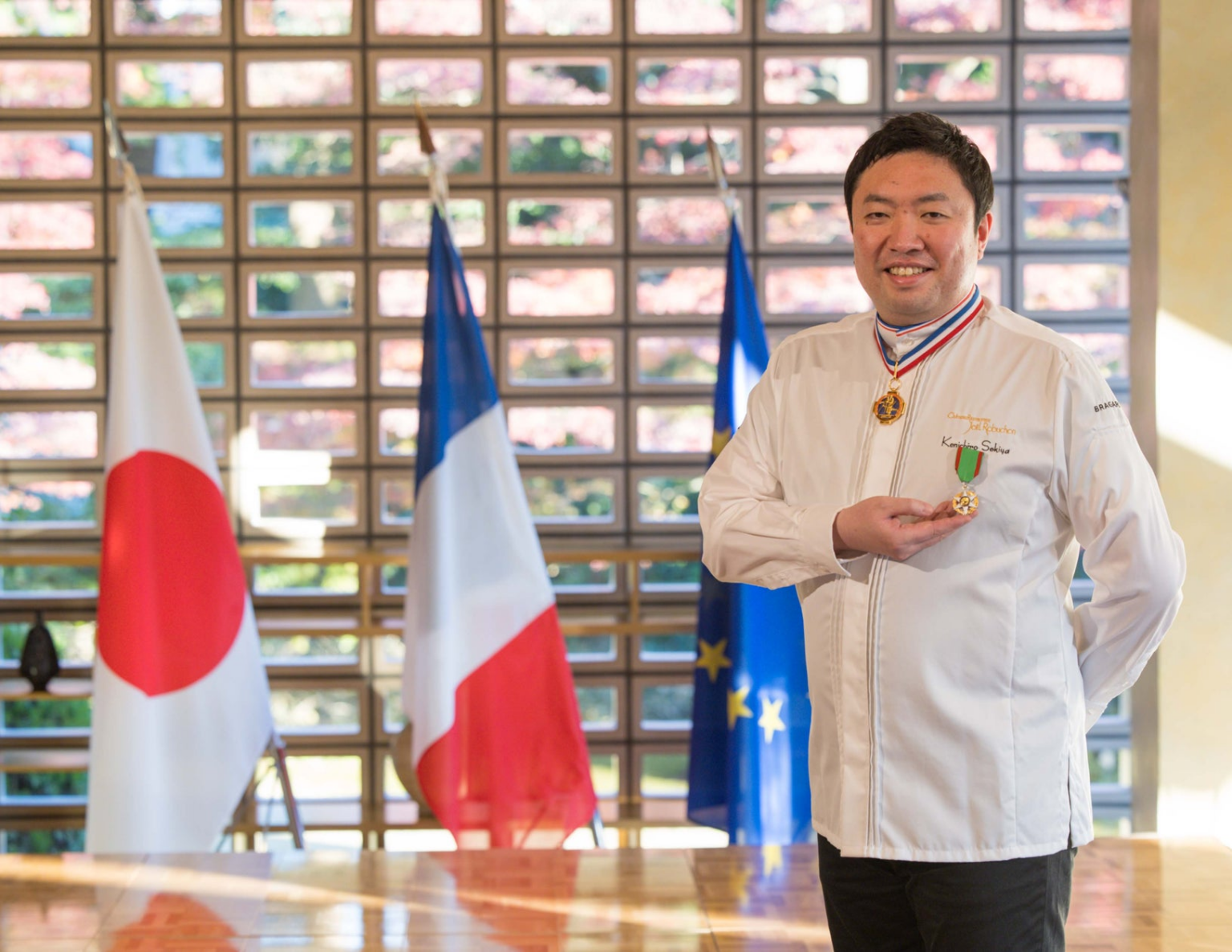 ジョエル・ロブション エグゼクティブシェフ 関谷 健一朗 『フランス農事功労章 シュヴァリエ』を受章 | 株式会社フォーシーズのプレスリリース ジョエル・ロブション エグゼクティブシェフ 関谷 健一朗 『フランス農事功労章 シュヴァリエ』を受章 | 株式会社フォーシーズのプレスリリース