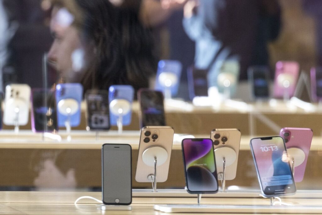 アップル、米国向けiPhoneの大半をインドで製造へ－関係者 - Bloomberg