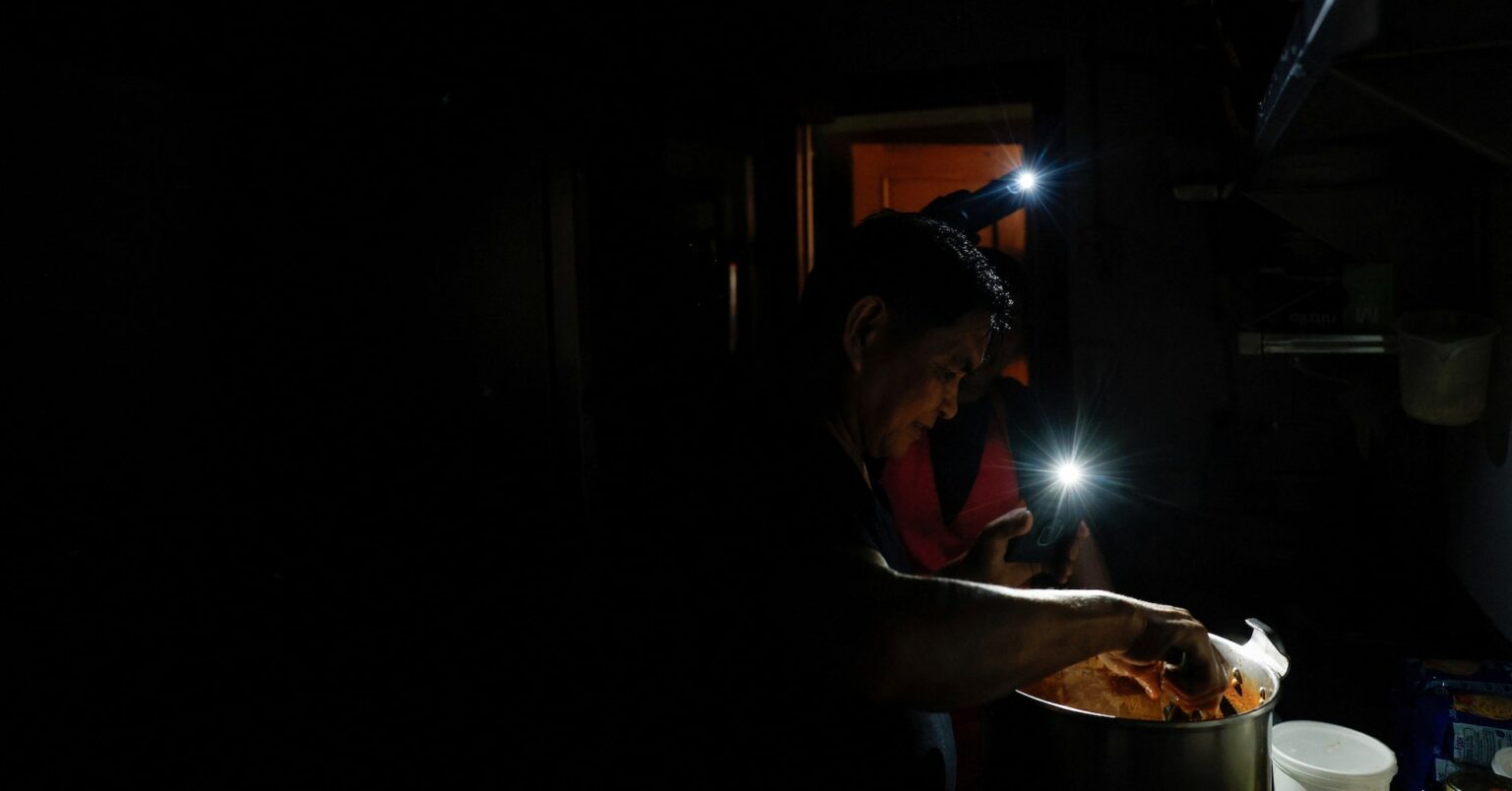 スペイン・ポルトガルで大規模停電、市民生活混乱　原因特定できず | ロイター