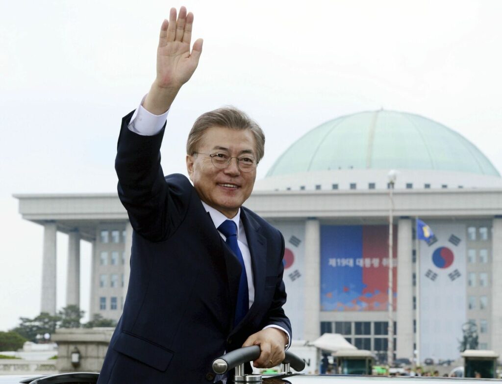 収賄容疑で起訴された韓国の文在寅・元大統領、夫人と笑顔のツーショット写真アップし余裕綽々をアピールできるワケ(1/4) | JBpress (ジェイビープレス)