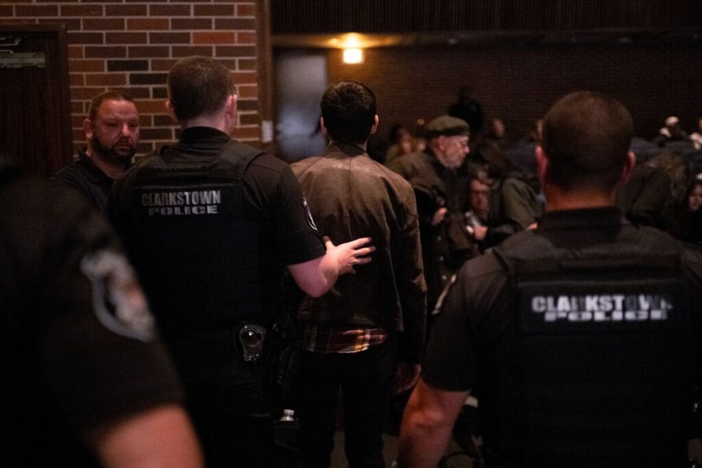 飛び交う罵声、米共和党議員の集会が大荒れ－トランプ氏への怒り噴出 - Bloomberg