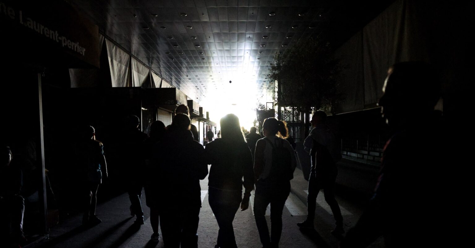 テニス＝マドリードＯＰ、スペイン襲った大規模停電で試合中断 | ロイター