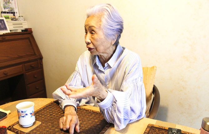 大崎博子さん。インタビュー時、ご自宅にて。