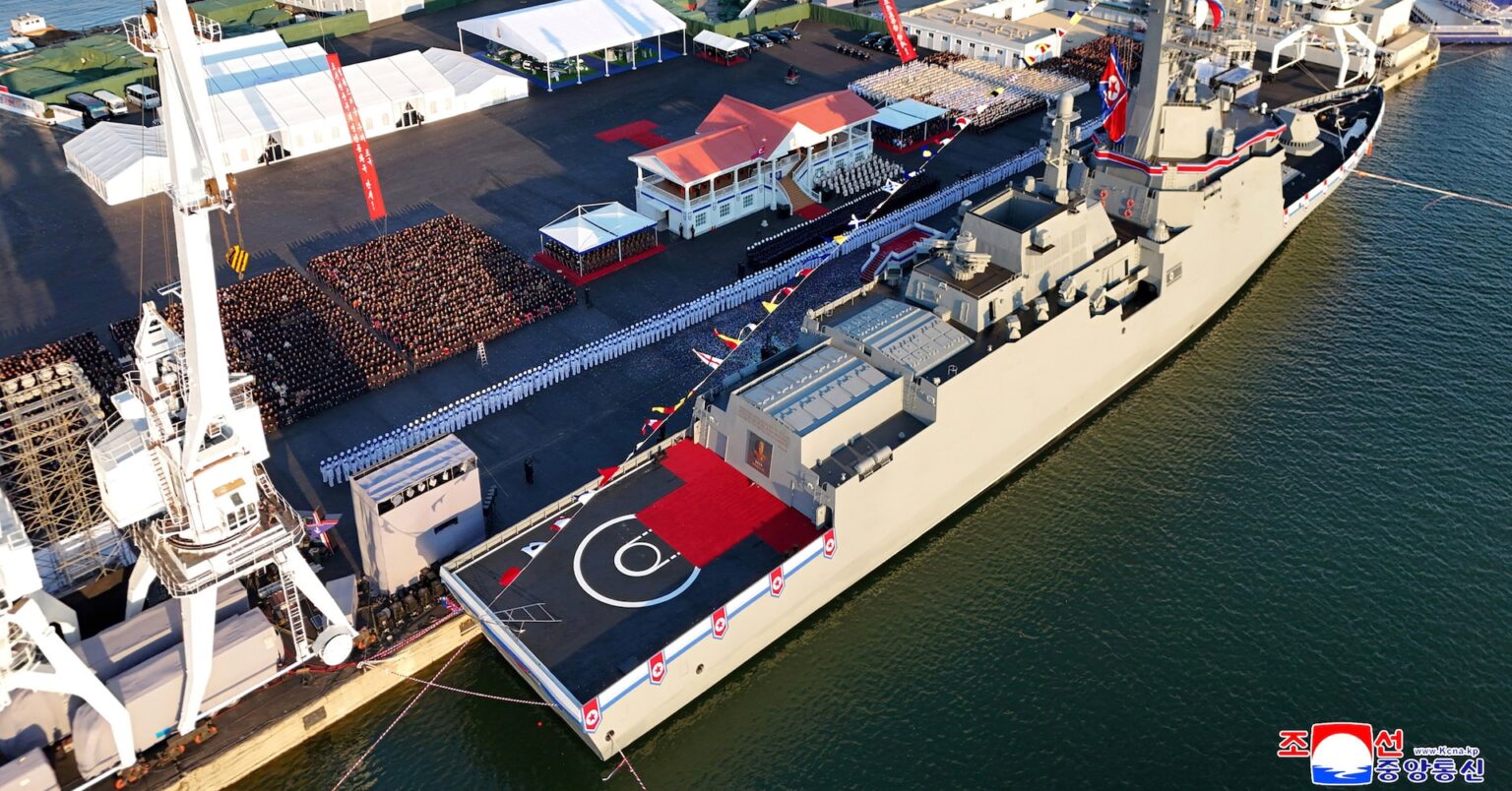 北朝鮮、5000トン級「新型多目的駆逐艦」進水式　金正恩氏出席 | ロイター