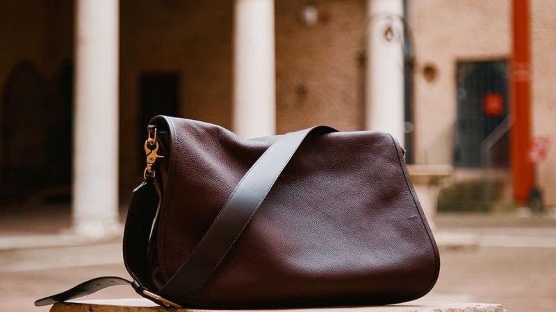 イタリアの街並みから生まれたバッグ。ディレクター鴨志田康人が描くフェリージの新章「フェラレージ」｜Pen Online