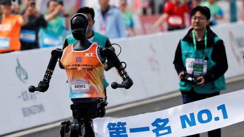 中国のロボットは、世界初のヒューマノイドハーフマラソンで人間と走りました。彼らは1マイルで負けました