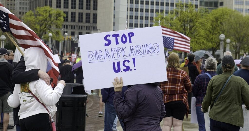 拘留された米国市民は、移民エージェントがすべてについて嘘をついたと言います