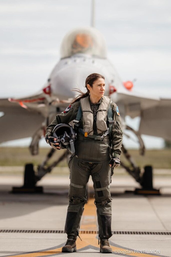 ロミナ・ミルザ、最初の女性F-16ファイティングファルコン、トゥルツィ平原の71の空軍基地で