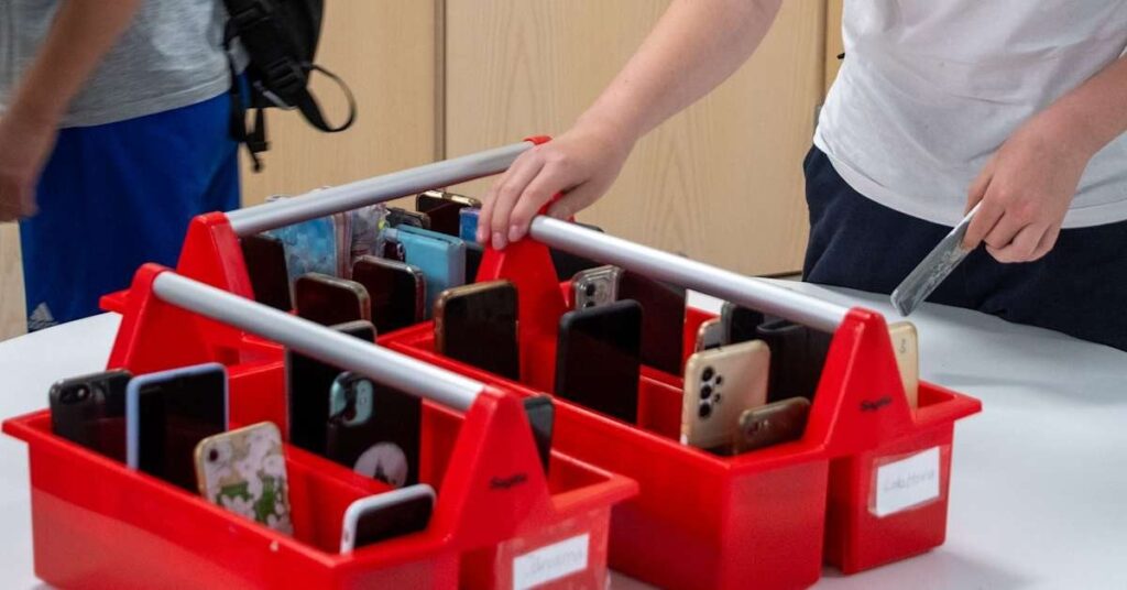 フィンランドは学校でスマートフォンを禁止しています
