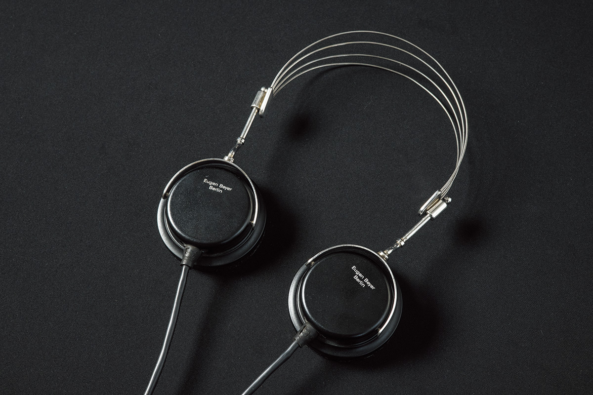 DT 48。1937年に発売された、世界初とされるダイナミック・ヘッドホン。出力はモノラルとなっている