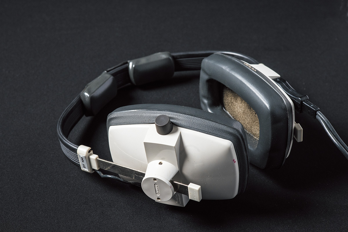 1965年製の密閉型ヘッドホン、DT 100。頑丈で壊れにくいことからも評価され、多くのスタジオで愛用された