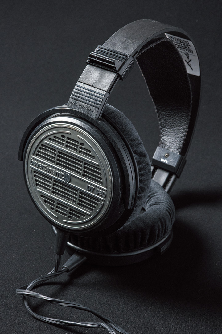 1980年発売のDT 880。1980年代半ばに発売されたDT 770 PRO、DT 990 PROとともに、現在までその名が受け継がれている