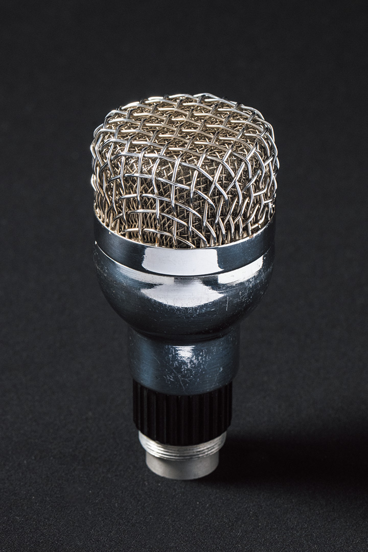 1939年に誕生したM 19。スタジオ用ダイナミック・マイクで、当時台頭しつつあったコンデンサー・マイクより大幅にコンパクトだった