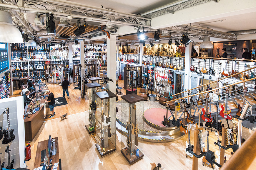 ギターの販売エリアの一部。あらゆる楽器において巨大なスペースが用意されており、この写真からもその広さを感じていただけるだろう