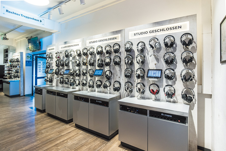 ヘッドホンの販売エリアの一角。タイプごとにカテゴリー分けされ、あらゆる機種をタブレット操作で手軽に試聴可能になっている