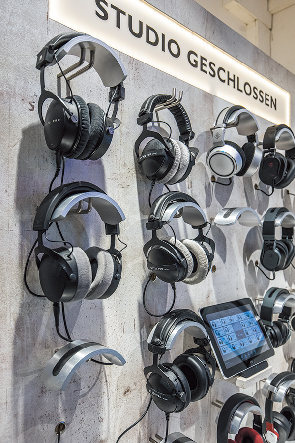 密閉型ヘッドホン（STUDIO GESCHLOSSEN）コーナーにてbeyerdynamicを発見。写真左上にDT 1770 PRO、その下にDT 700 PRO X、右の列には上から、DT 770 PROの250Ω、80Ω、32Ωが並んでいる。目に入りやすい位置に並んでいることからも、beyerdynamic製品の信頼度の高さがうかがえた