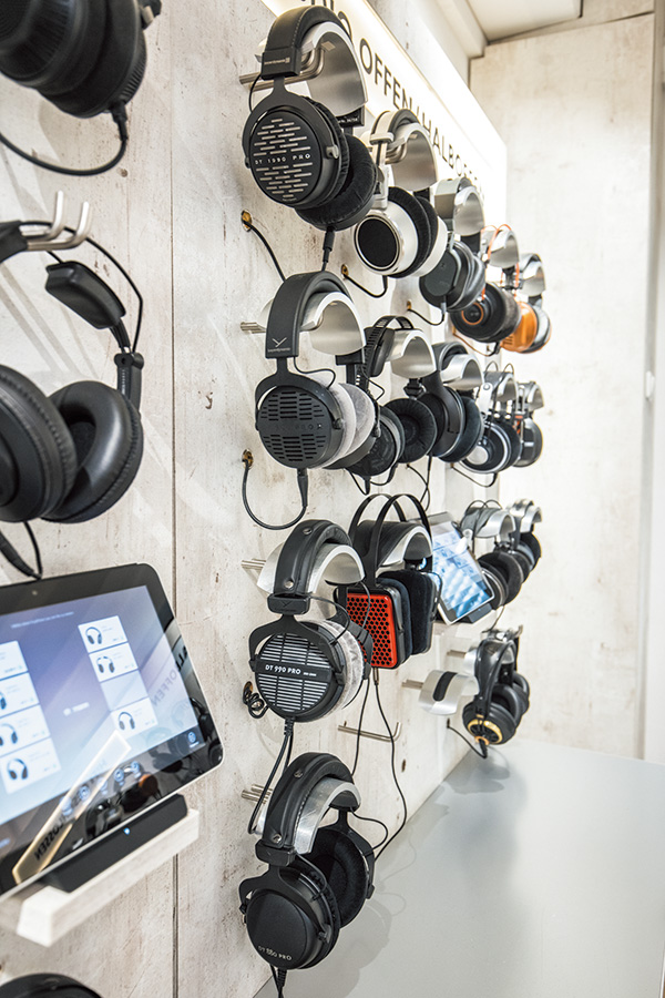 開放／セミオープン型ヘッドホン・コーナー。中央上からDT 1990 PRO、DT 900 PRO X、DT 990 PRO、DT 880 PRO