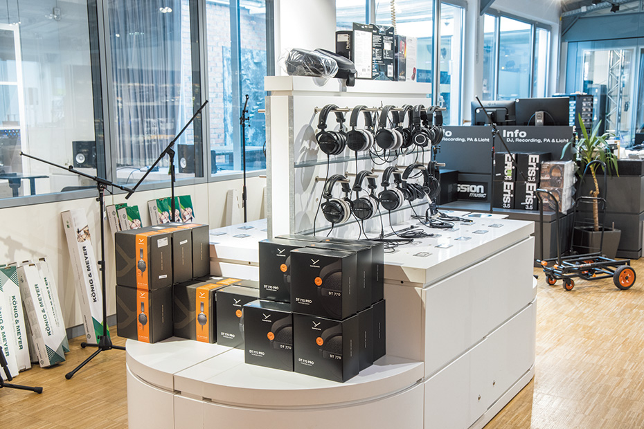 ヘッドホン・コーナー。ここでもやはりbeyerdynamic製品が最も手に取りやすい位置に。またDT 770 PRO、DT 700 PRO X、DT 900 PRO Xは、箱が平積みされていた