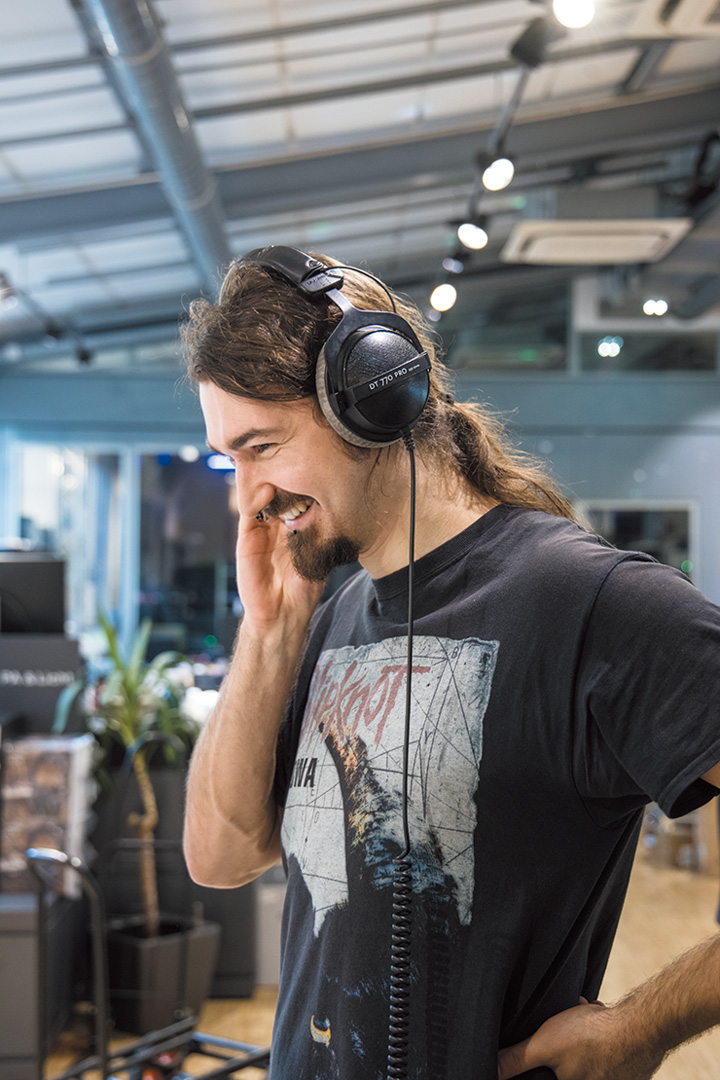 取材をしていると、ヘッドホンを購入しようとしているバンドマンに遭遇。DT 770 PRO 250Ωを10年以上使っているうちに、とうとう壊れてしまったので買いにきたとのこと。ミックスがしやすく、ケーブルがコイル状になっているのも好きで、ほかに代わるヘッドホンがないそう。すぐに購入して、店を後にしていた