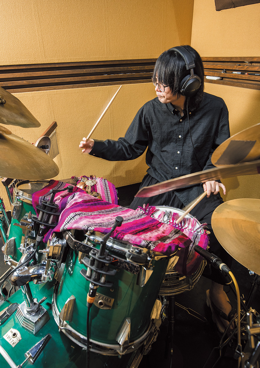 ドラムを演奏する秋元。今回はモニター・ヘッドホンもbeyerdynamic製品を活用した。写真は2つ目のマイク・セッティング時で、DT 1770 PRO Xを着用。秋元は「どこかを経由した音じゃなく、演奏している音がヘッドホンからも出ている。面白い体験でした」と語った