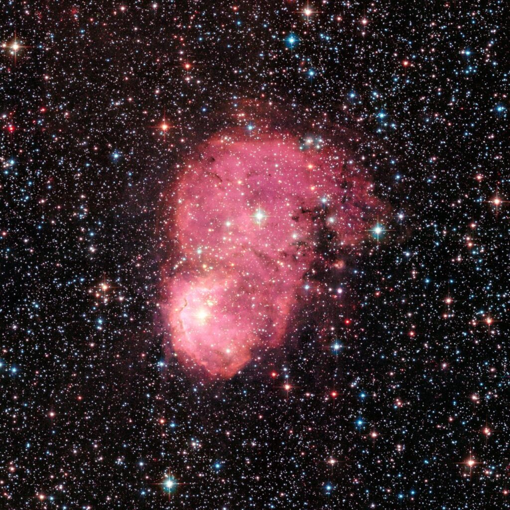 ハッブル宇宙望遠鏡（HST）の掃天観測用高性能カメラ（ACS）で観測した輝線星雲「NGC 248」（Credit: NASA, ESA, STScI, K. Sandstrom (University of California, San Diego), and the SMIDGE team）