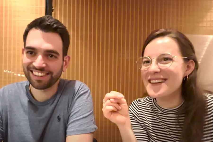 ドイツから来た（左から）サノスさんとヨハンナさん（画像はスクリーンショット）