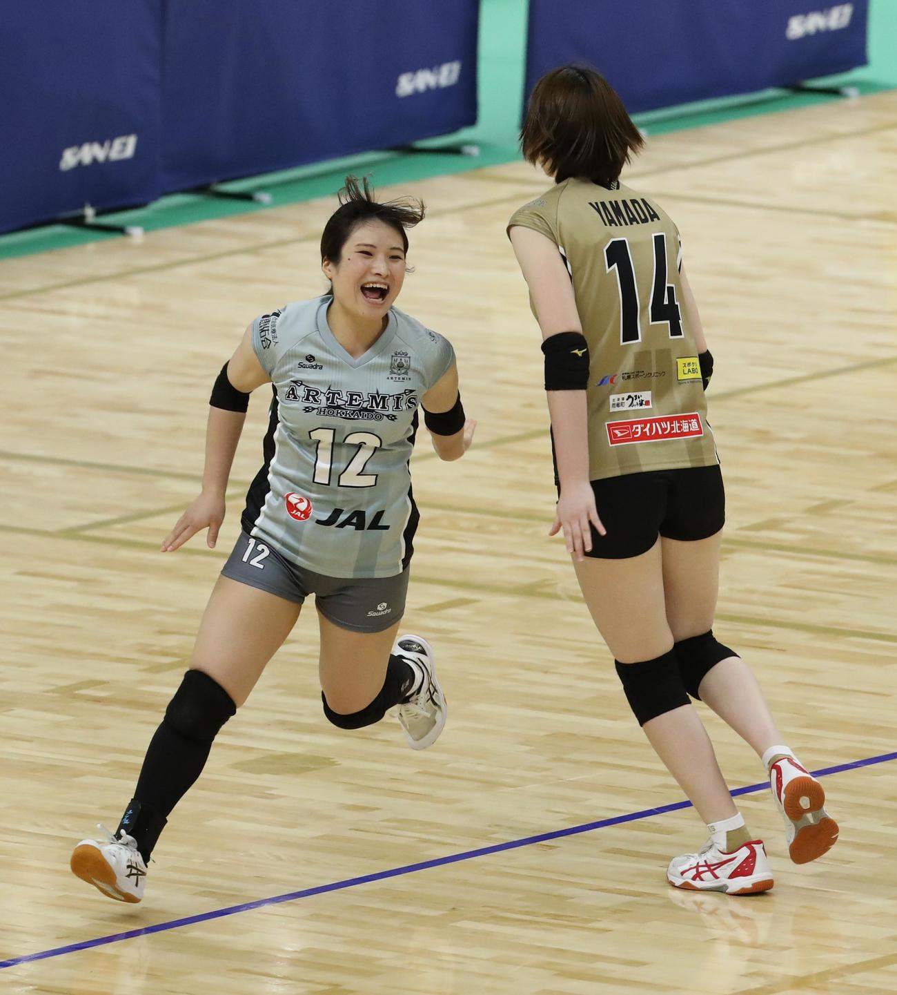 得点が決まって喜ぶ工藤綾乃（左）＝2025年3月23日