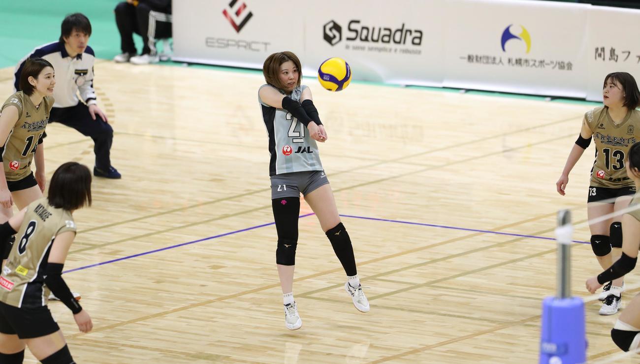 必死のレシーブでボールをつなぐ岩見花＝2025年3月23日