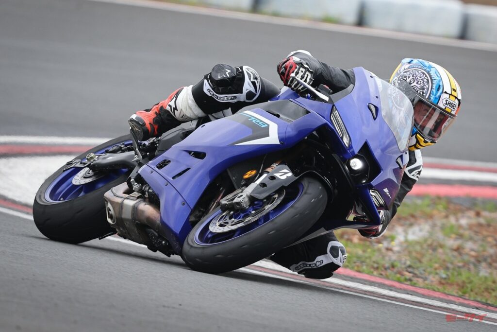 ヤマハ YZF-R9をイギリス人レーサーが斬る！「4気筒には無い立ち上がりの力強さ。KYB製フォークも速さに磨きをかける」（モーサイ） - Yahoo!ニュース