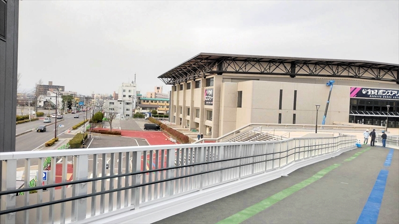 ４月１日から供用が始まる歩行者専用高架橋。左が内環状線＝２７日（郡山市提供）