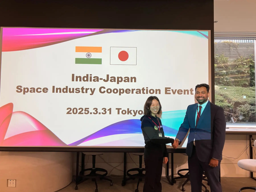 （左から）Dhruva 最高財務責任者（CFO）Chaitanya Dora氏、インフォステラ 代表取締役 最高経営責任者（CEO） 倉原直美氏（出典：インフォステラ）