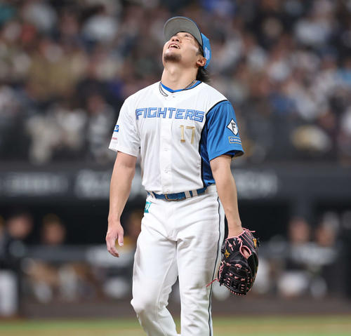 日本ハム対ソフトバンク　3回表、無失点に抑えるも天を仰ぐ伊藤（撮影・黒川智章）