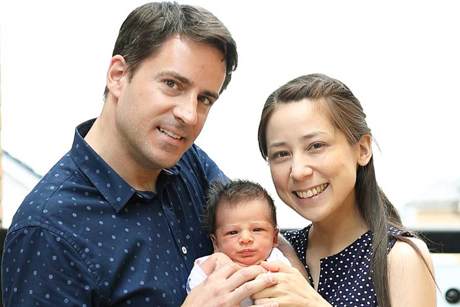 ドイツ人の夫・ベンさんと舞さん。ノアくんが生まれたばかりの頃【写真提供：舞】