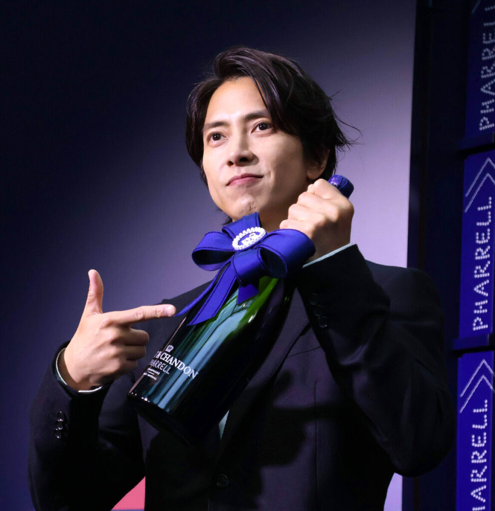 モエ・エ・シャンドンとファレル・ウィリアムスがコラボしたシャンパンを手にする山下智久
