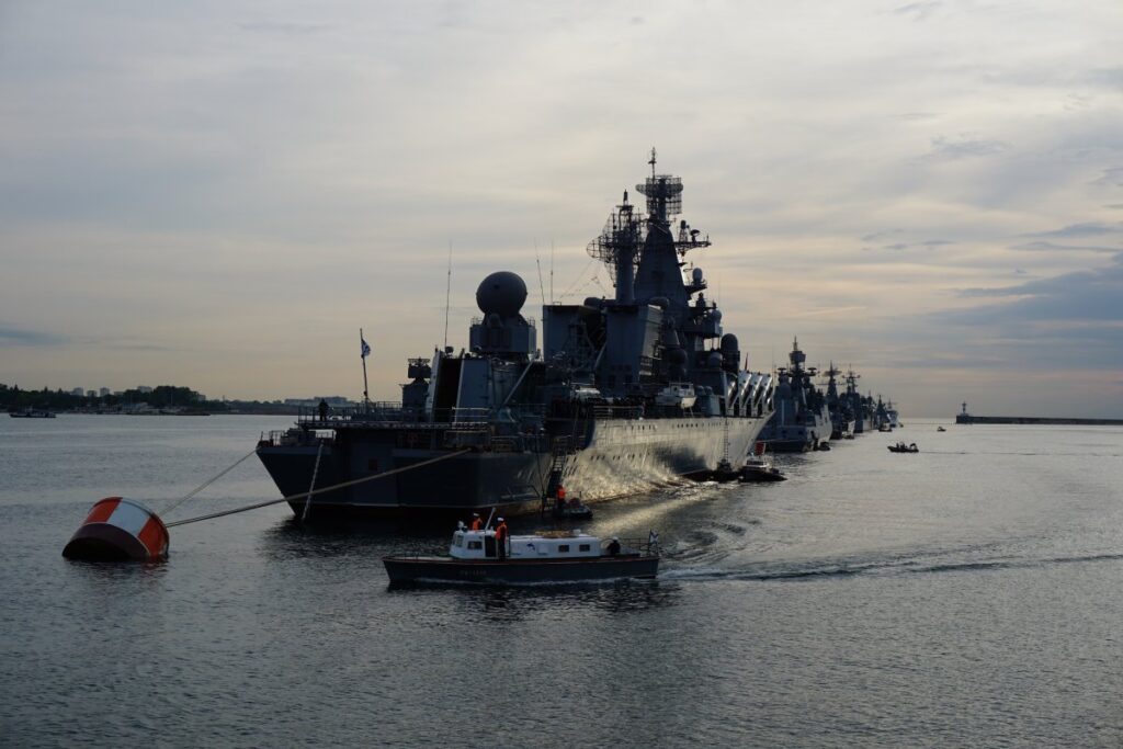 ロシア黒海艦隊に、ドローンが「突撃」成功の映像を公開…防空ミサイルを回避し、艦艇に突っ込む瞬間(ニューズウィーク日本版) – Yahoo!ニュース – Yahoo!ニュース ロシア黒海艦隊に、ドローンが「突撃」成功の映像を公開…防空ミサイルを回避し、艦艇に突っ込む瞬間(ニューズウィーク日本版) - Yahoo!ニュース - Yahoo!ニュース