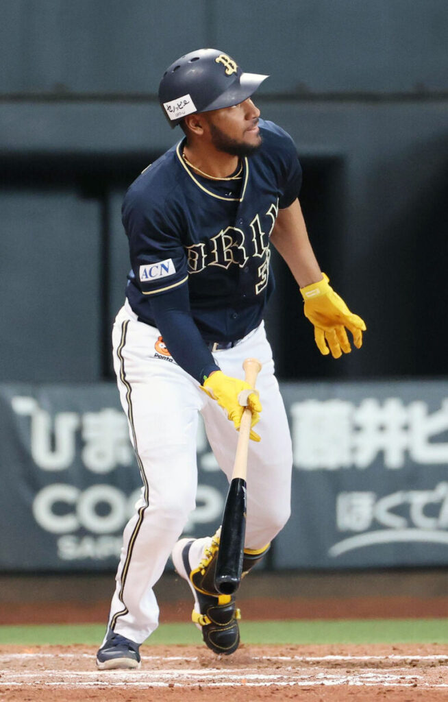 ８回、来日初となる３安打目を放つオリバレス（カメラ・池内　雅彦）