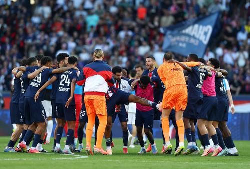 4季連続13度目の優勝を決め、歓喜の輪を作るパリ・サンジェルマンの選手たち（ロイター）