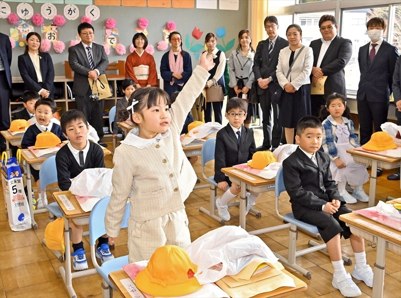 １０人が元気に「はい！」 福島県内の公立小中校で入学式 金山町の「かねやま小」では統合後初（福島民報） - Yahoo!ニュース - Yahoo!ニュース