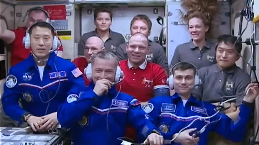 （前列左から）Jonny Kim氏、Sergey Ryzhikov氏、Alexey Zubritskoy氏。右端に大西卓哉氏が見える（出典：NASA＋）