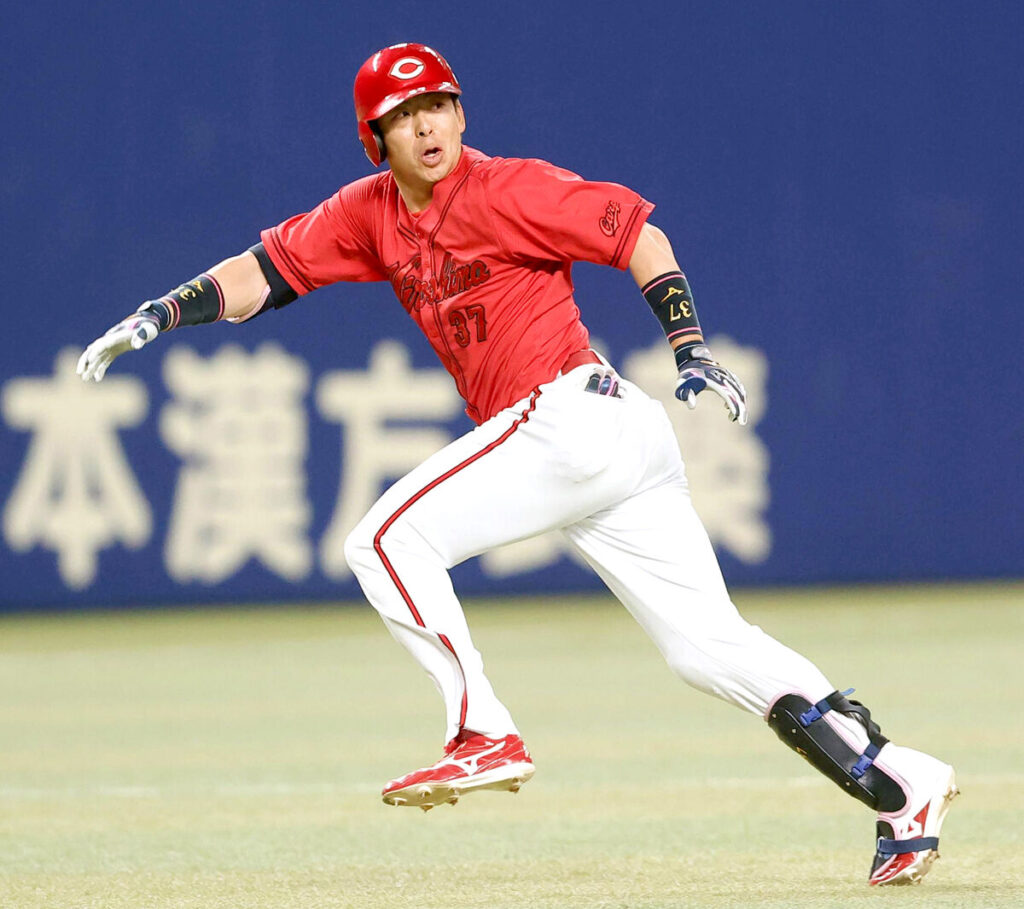 延長１１回、勝ち越しの適時二塁打を放つ代打・野間峻祥（カメラ・谷口　健二）