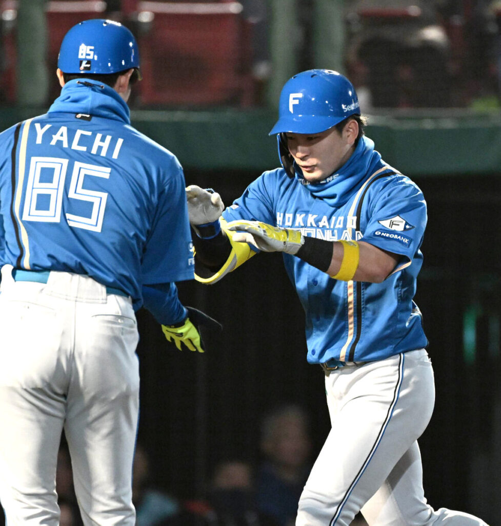 ３回、水野達稀が３ランを放ち、谷内コーチの出迎えを受ける(カメラ・竹松　明季)