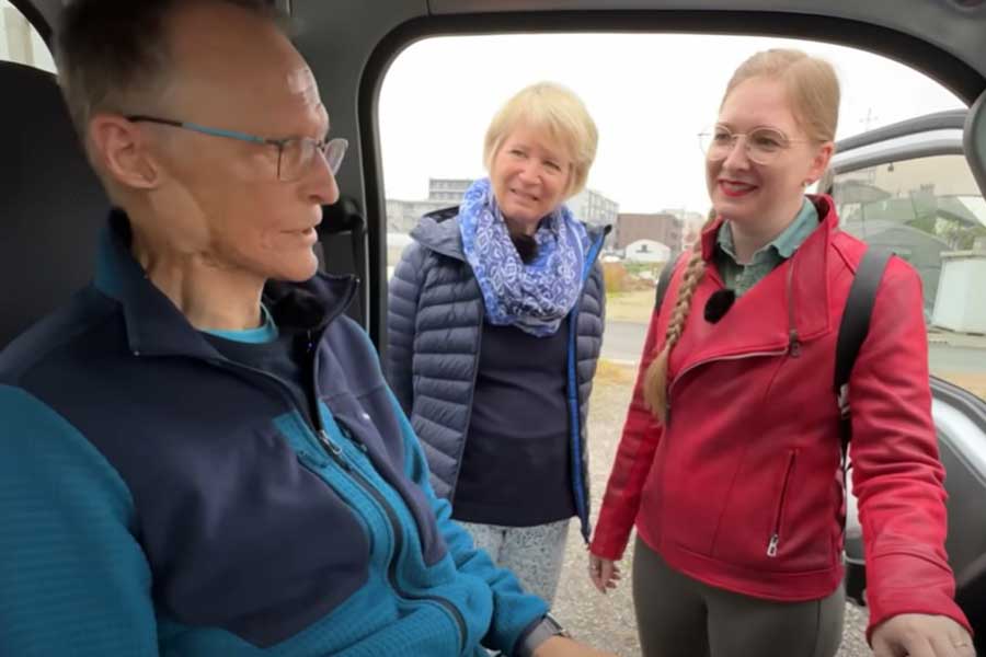 レナさん（右）が両親に日本の軽トラを紹介（画像はスクリーンショット）