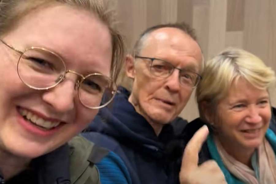 日本の人気チェーンを訪れたレナさん（左）と両親（画像はスクリーンショット）