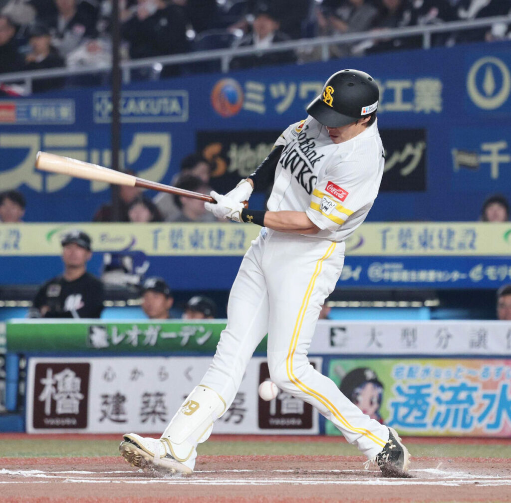 ６回、右足に自打球を当てる柳田（カメラ・越川　亙）