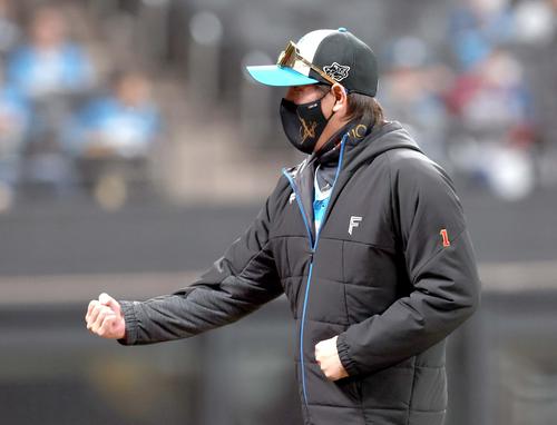 日本ハム対西武　試合後、ガッツポーズで引き揚げる新庄監督（撮影・黒川智章）