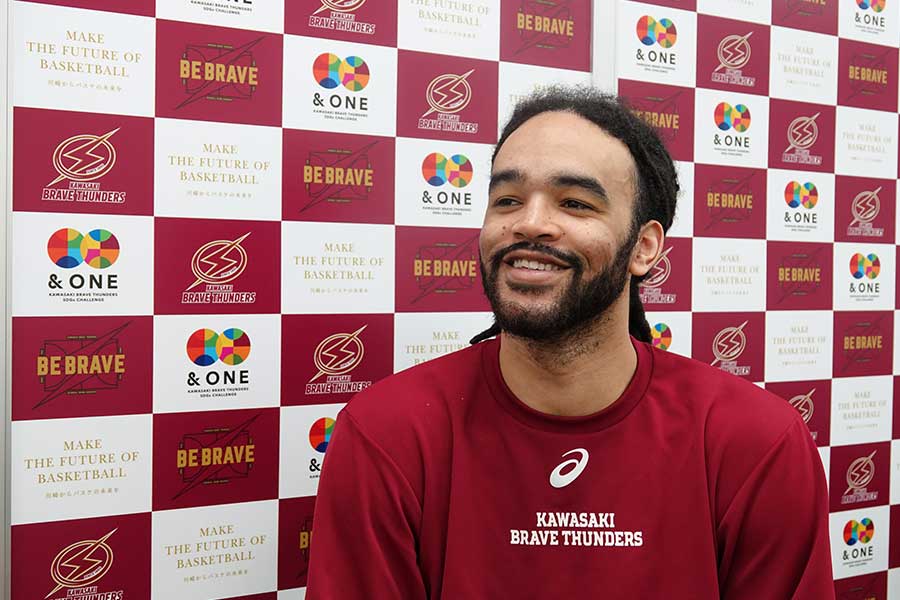 取材に応じた川崎のサッシャ・キリヤ・ジョーンズ【写真：編集部】