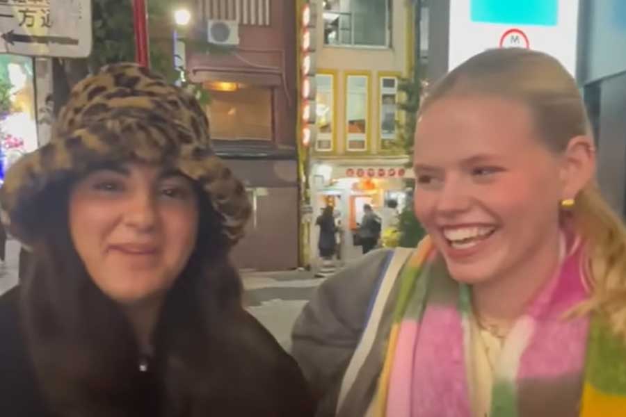 ドイツ人の（左から）アイラさんとミラさん（画像はスクリーンショット）