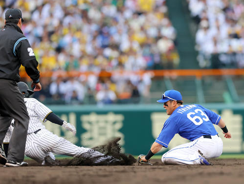 阪神対中日　9回裏阪神1死二、三塁、木浪の遊ゴロで1点を挙げるも二走島田（左）が走塁死する、二塁手板山（撮影・上山淳一）