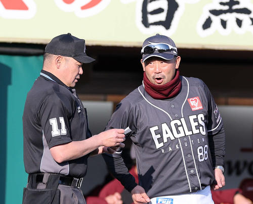 楽天対オリックス　8回表、投手交代を告げる楽天三木監督（撮影・鈴木正人）　